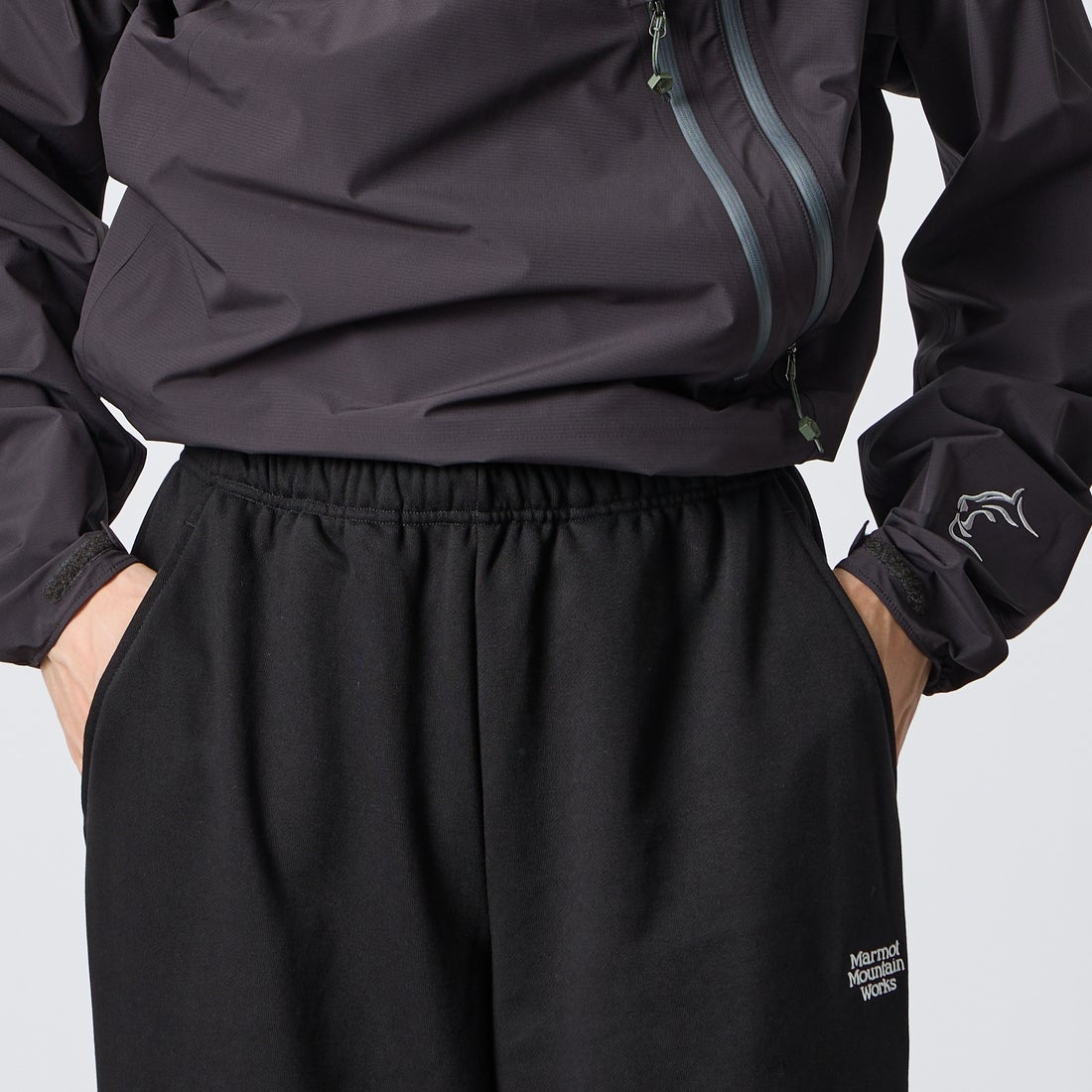 Marmot [マーモット] 別注 ワンポイントロゴ刺繍スウェットパンツ [MTFW26USW335IN-JF] BLACK