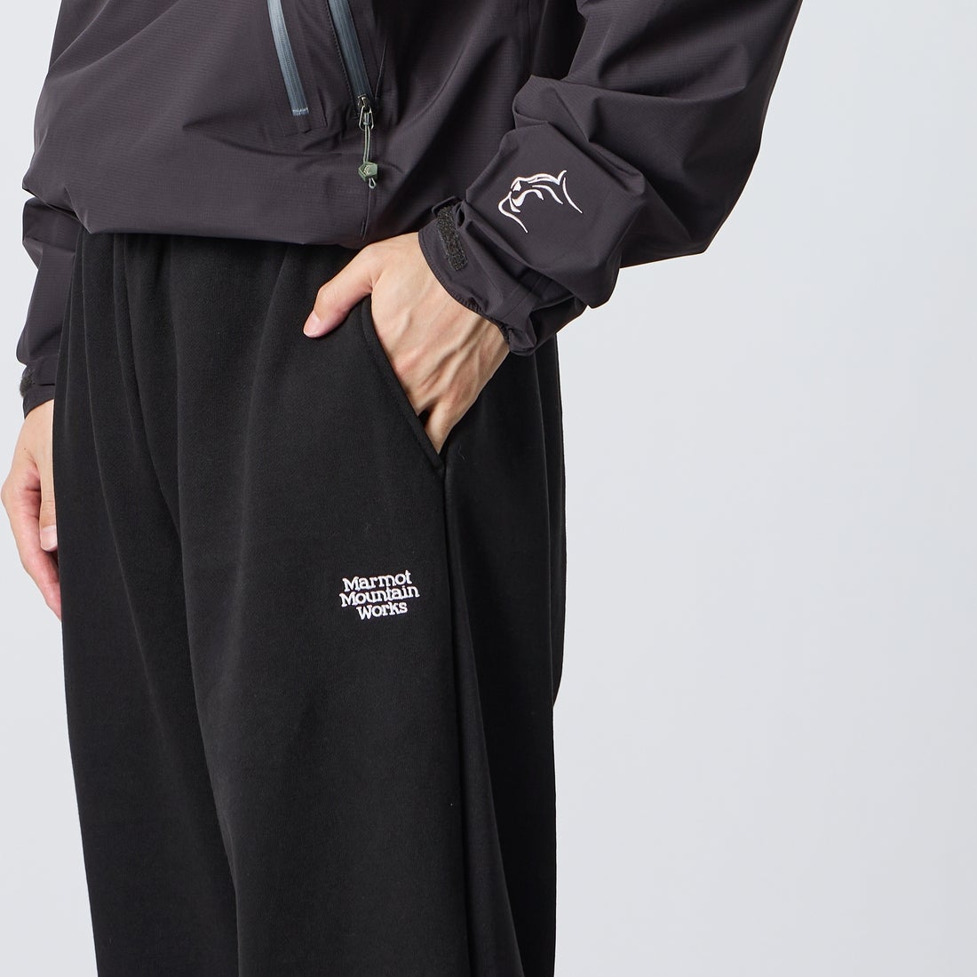 Marmot [マーモット] 別注 ワンポイントロゴ刺繍スウェットパンツ [MTFW26USW335IN-JF] BLACK