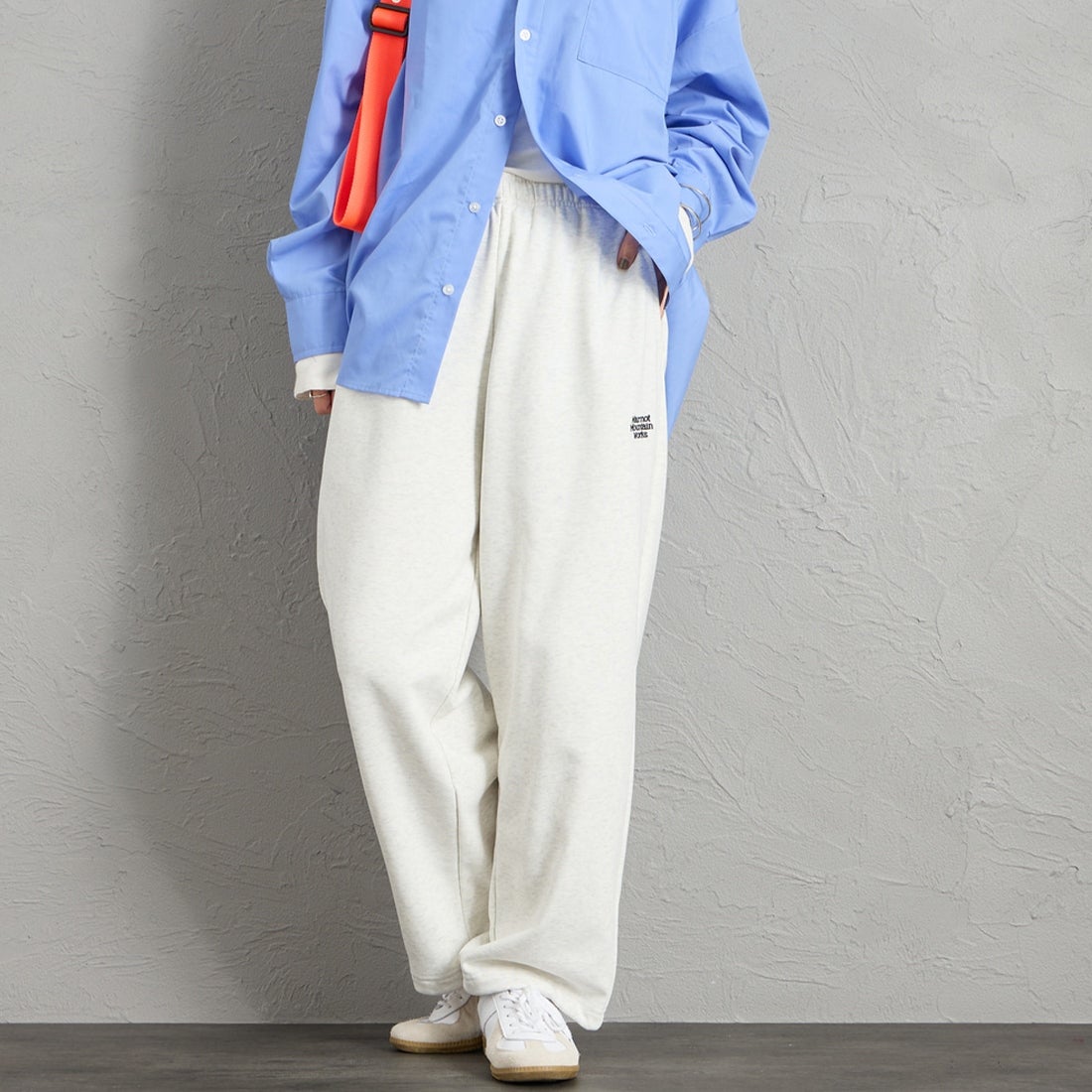 Marmot [マーモット] 別注 ワンポイントロゴ刺繍スウェットパンツ [MTFW26USW335IN-JF] ASH GRAY &&モデル身長：159cm 着用サイズ：S&&