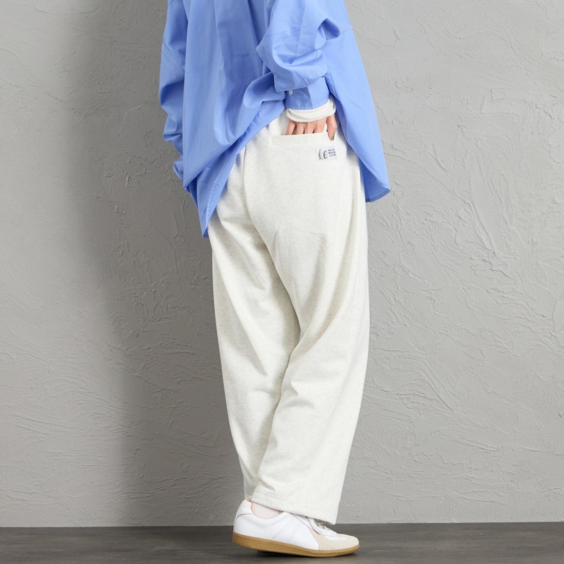Marmot [マーモット] 別注 ワンポイントロゴ刺繍スウェットパンツ [MTFW26USW335IN-JF] ASH GRAY &&モデル身長：159cm 着用サイズ：S&&