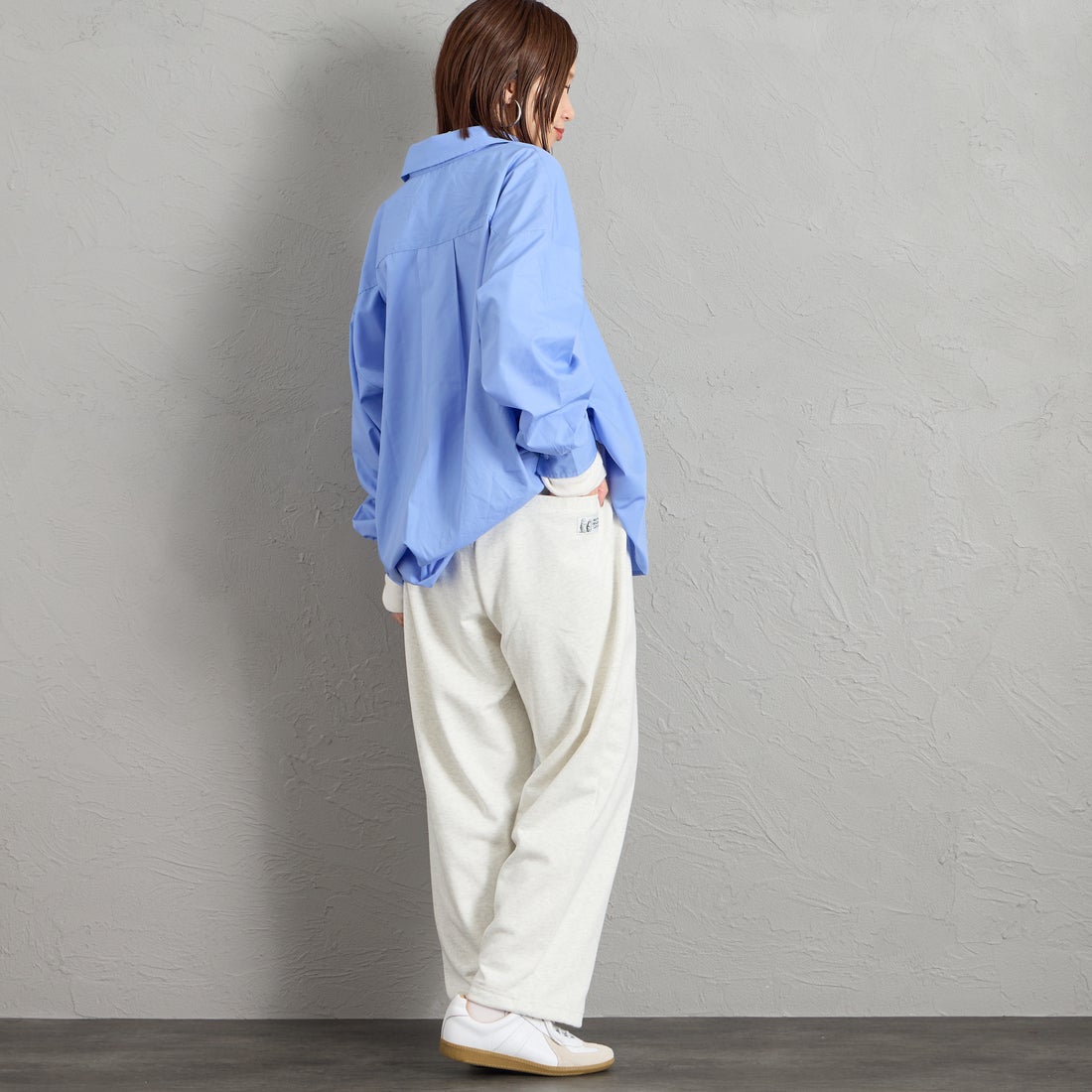 Marmot [マーモット] 別注 ワンポイントロゴ刺繍スウェットパンツ [MTFW26USW335IN-JF] ASH GRAY &&モデル身長：159cm 着用サイズ：S&&