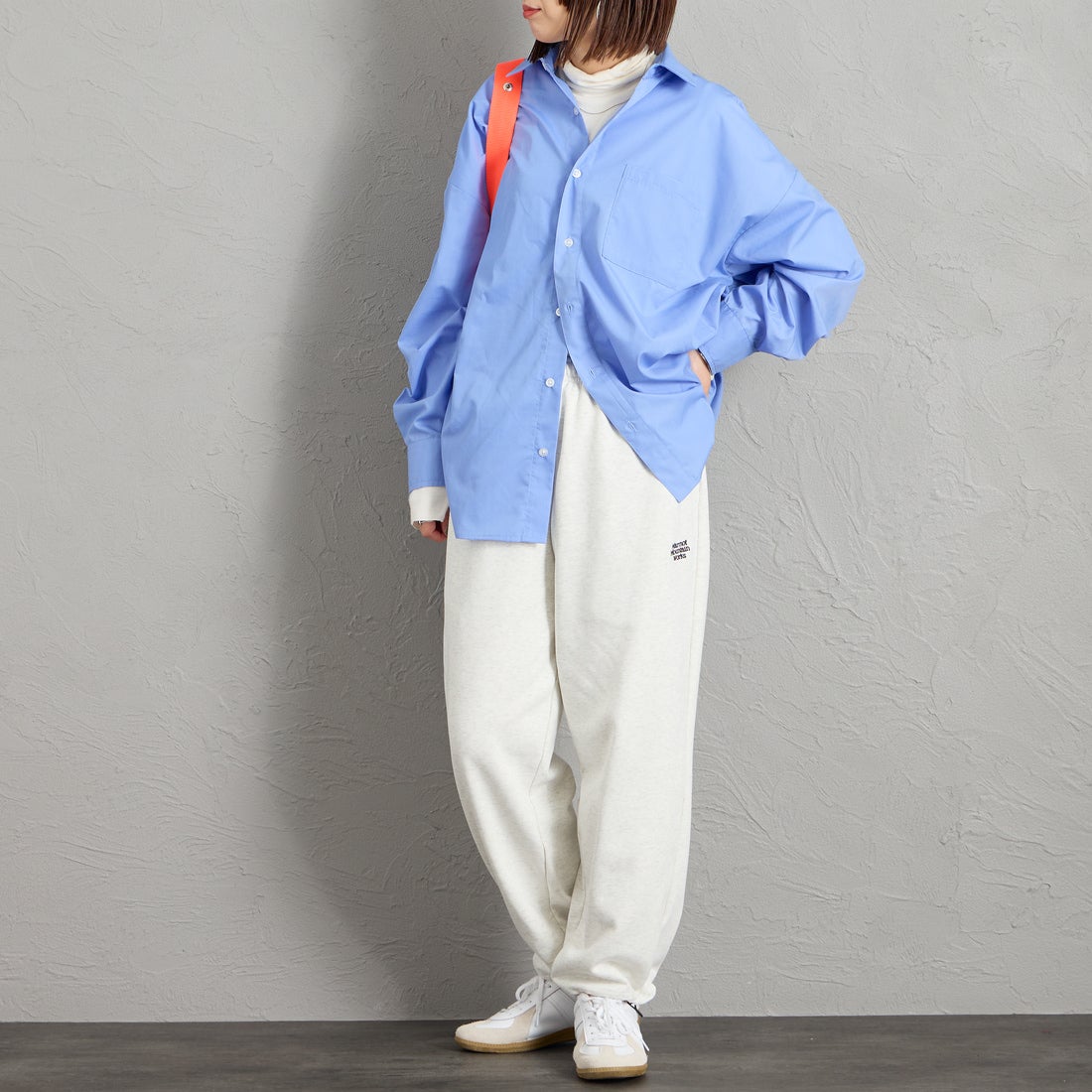 Marmot [マーモット] 別注 ワンポイントロゴ刺繍スウェットパンツ [MTFW26USW335IN-JF] ASH GRAY &&モデル身長：159cm 着用サイズ：S&&