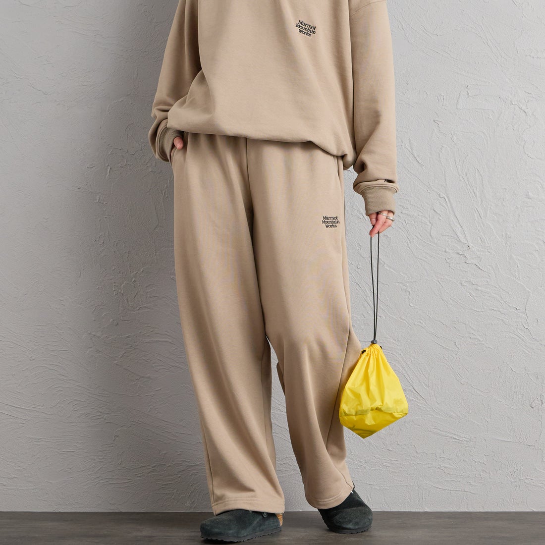Marmot [マーモット] 別注 ワンポイントロゴ刺繍スウェットパンツ [MTFW26USW335IN-JF] BEIGE &&モデル身長：158cm 着用サイズ：S&&