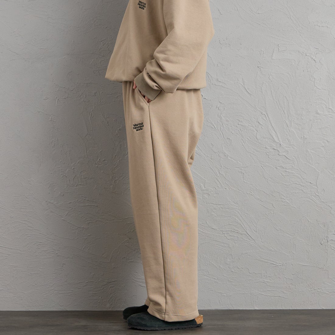 Marmot [マーモット] 別注 ワンポイントロゴ刺繍スウェットパンツ [MTFW26USW335IN-JF] BEIGE &&モデル身長：158cm 着用サイズ：S&&