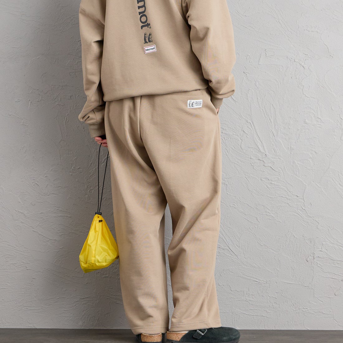 Marmot [マーモット] 別注 ワンポイントロゴ刺繍スウェットパンツ [MTFW26USW335IN-JF] BEIGE &&モデル身長：158cm 着用サイズ：S&&
