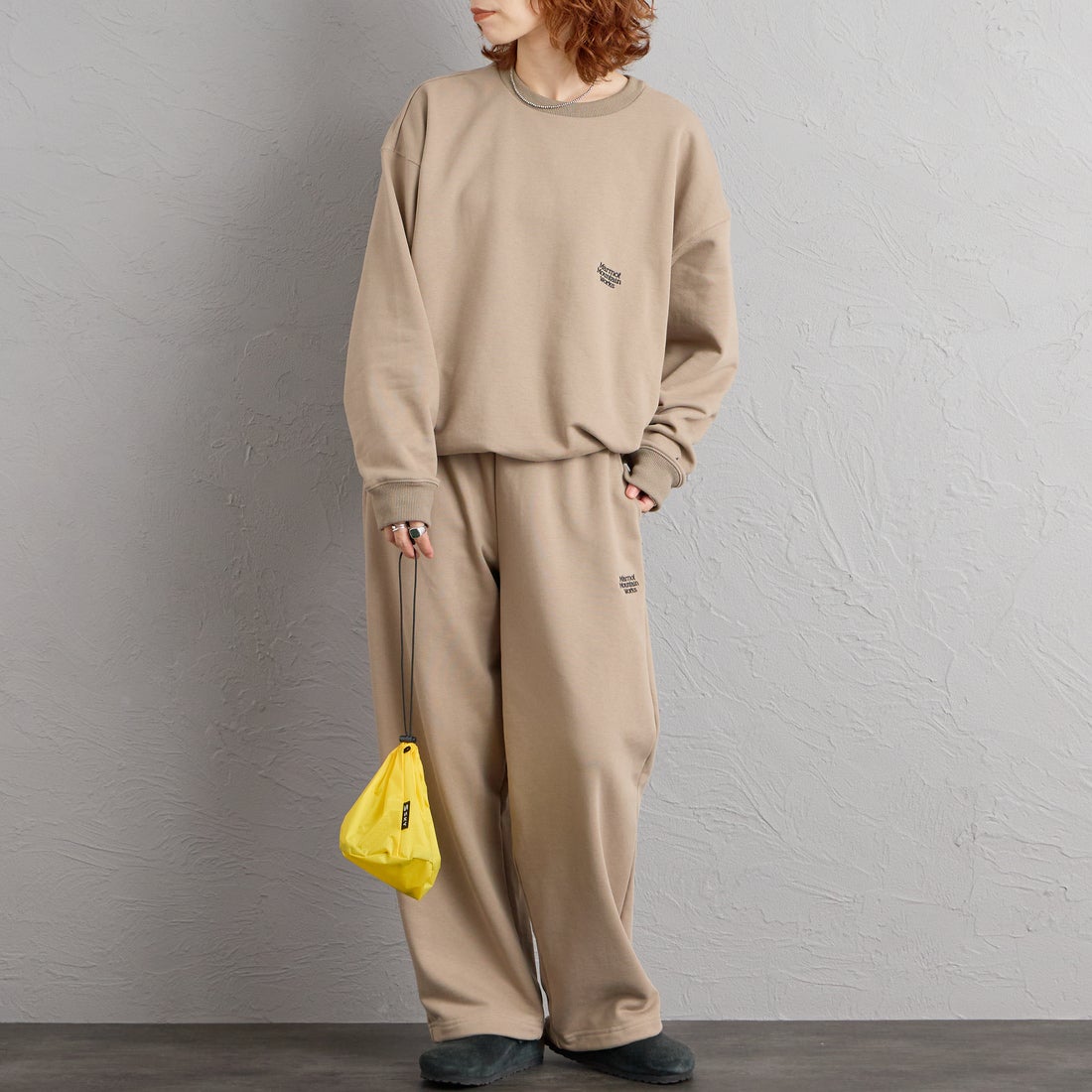 Marmot [マーモット] 別注 ワンポイントロゴ刺繍スウェットパンツ [MTFW26USW335IN-JF] BEIGE &&モデル身長：158cm 着用サイズ：S&&