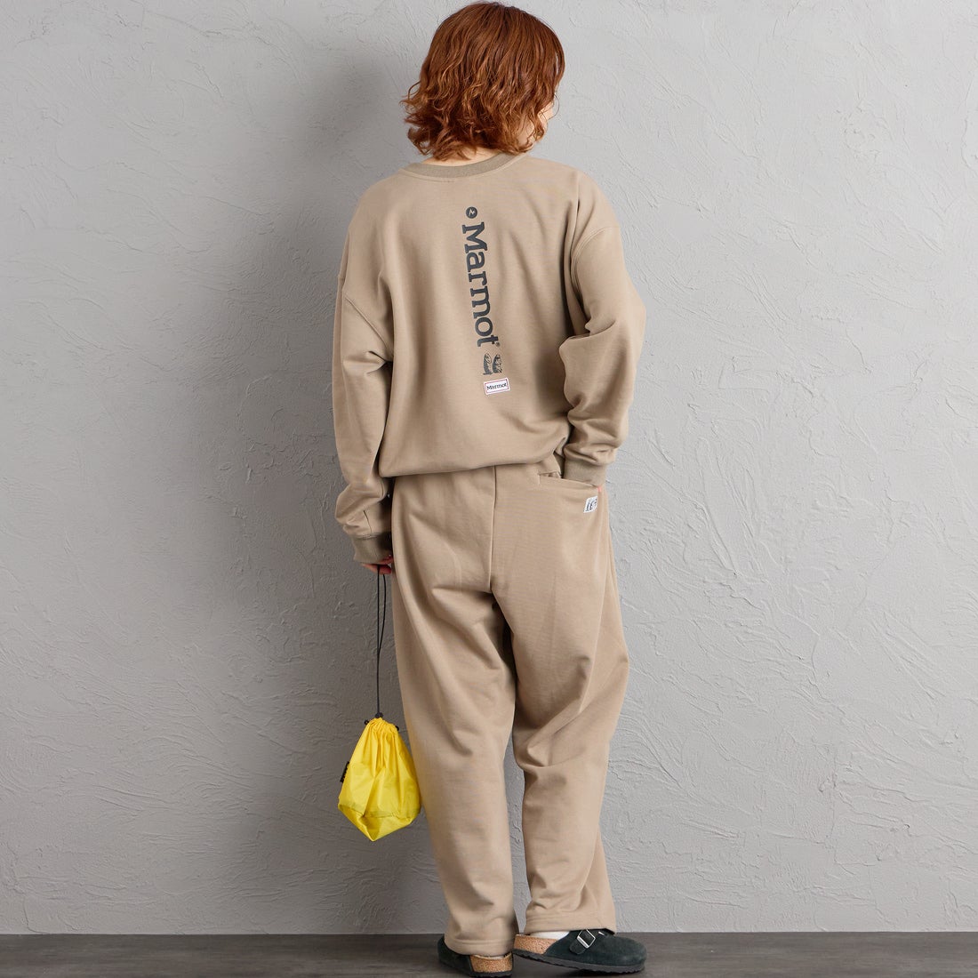 Marmot [マーモット] 別注 ワンポイントロゴ刺繍スウェットパンツ [MTFW26USW335IN-JF] BEIGE &&モデル身長：158cm 着用サイズ：S&&