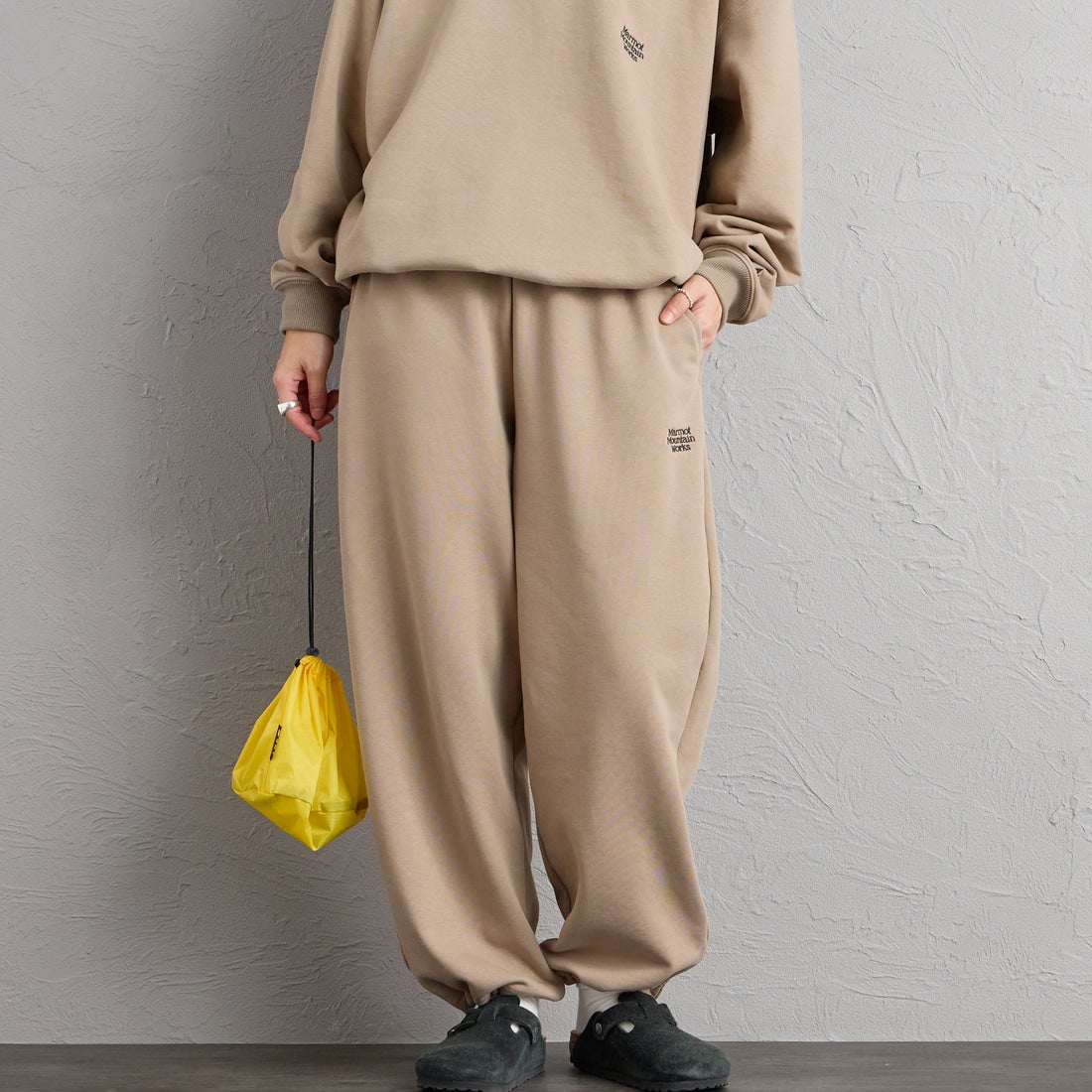 Marmot [マーモット] 別注 ワンポイントロゴ刺繍スウェットパンツ [MTFW26USW335IN-JF] BEIGE &&モデル身長：158cm 着用サイズ：S&&