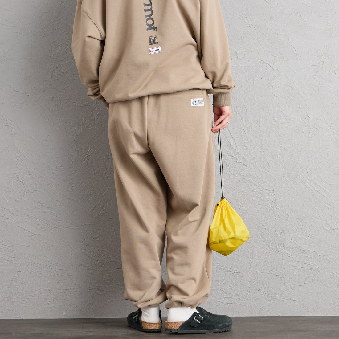 Marmot [マーモット] 別注 ワンポイントロゴ刺繍スウェットパンツ [MTFW26USW335IN-JF] BEIGE &&モデル身長：158cm 着用サイズ：S&&