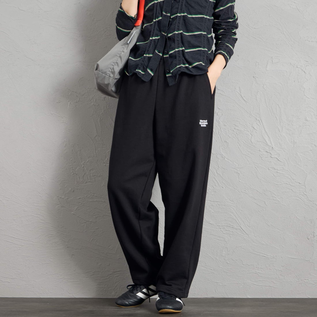 Marmot [マーモット] 別注 ワンポイントロゴ刺繍スウェットパンツ [MTFW26USW335IN-JF] BLACK &&モデル身長：160cm 着用サイズ：S&&