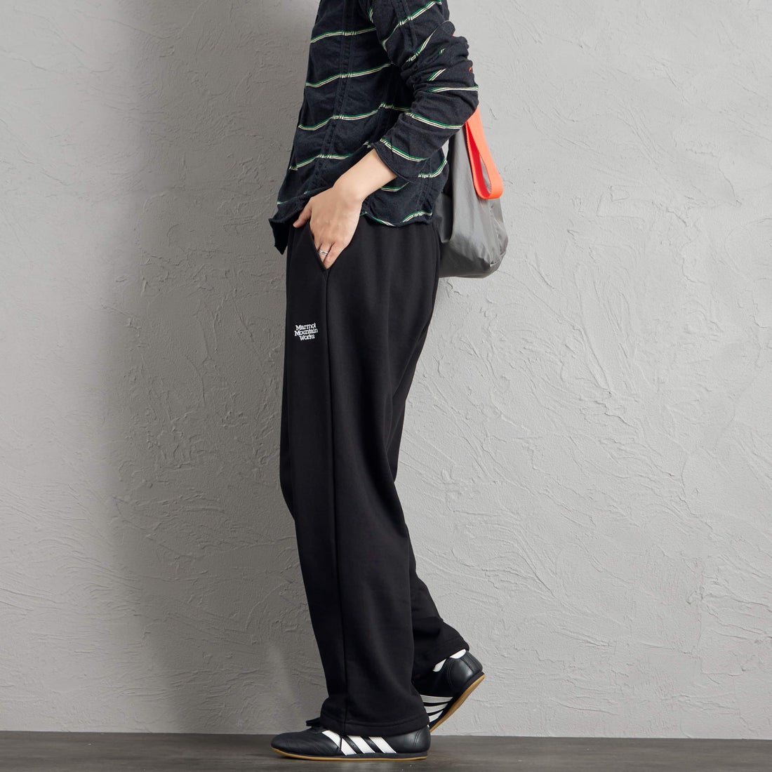Marmot [マーモット] 別注 ワンポイントロゴ刺繍スウェットパンツ [MTFW26USW335IN-JF] BLACK &&モデル身長：160cm 着用サイズ：S&&
