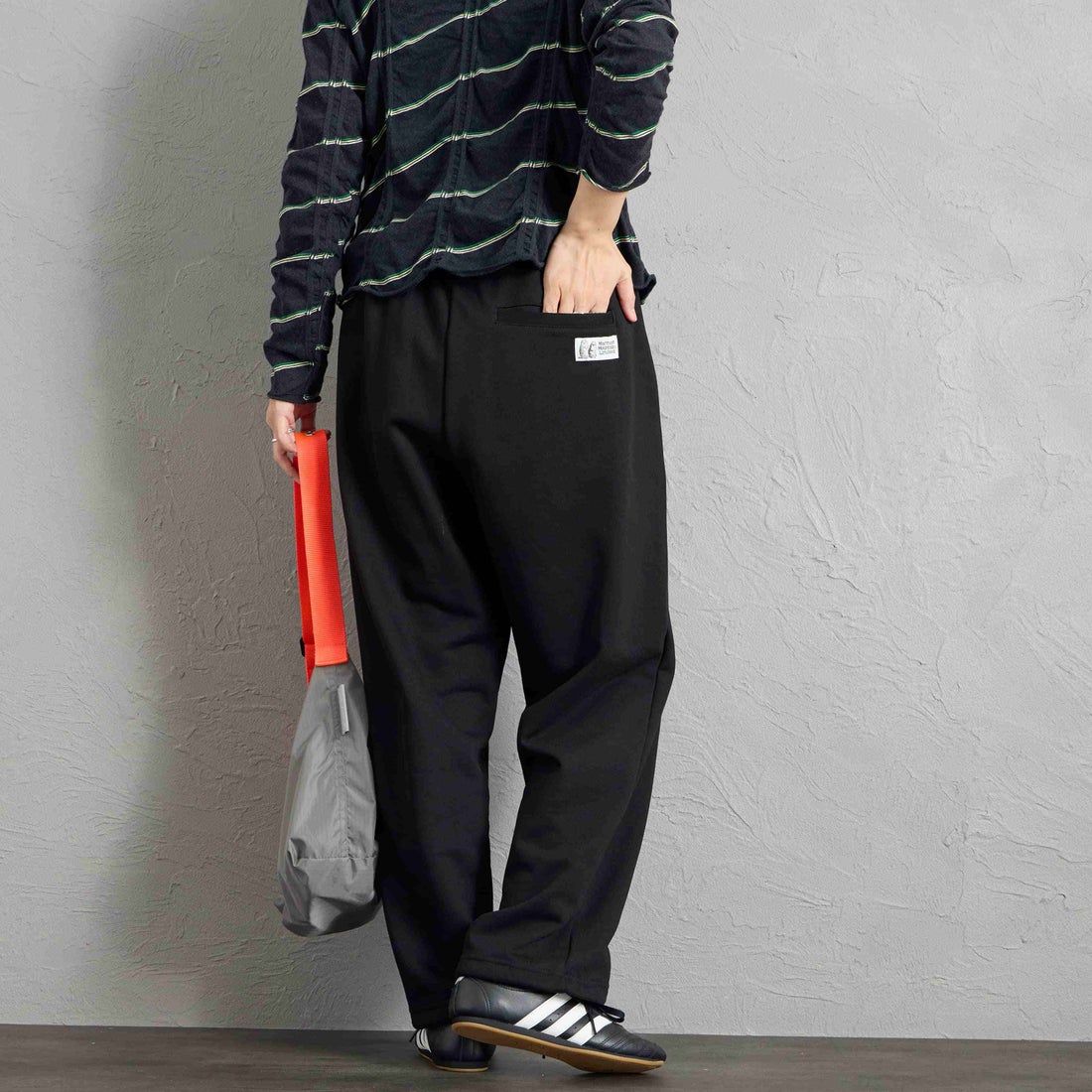 Marmot [マーモット] 別注 ワンポイントロゴ刺繍スウェットパンツ [MTFW26USW335IN-JF] BLACK &&モデル身長：160cm 着用サイズ：S&&