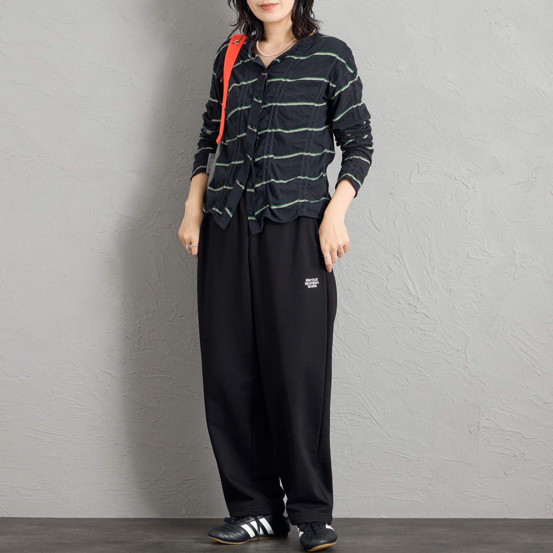 Marmot [マーモット] 別注 ワンポイントロゴ刺繍スウェットパンツ [MTFW26USW335IN-JF] BLACK &&モデル身長：160cm 着用サイズ：S&&