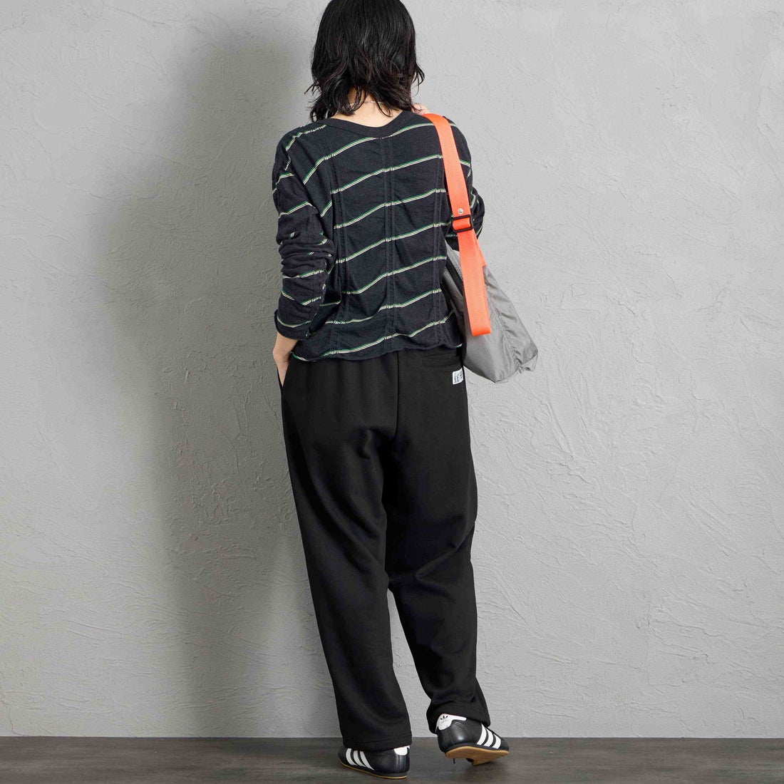 Marmot [マーモット] 別注 ワンポイントロゴ刺繍スウェットパンツ [MTFW26USW335IN-JF] BLACK &&モデル身長：160cm 着用サイズ：S&&