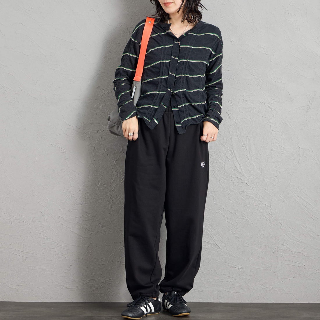 Marmot [マーモット] 別注 ワンポイントロゴ刺繍スウェットパンツ [MTFW26USW335IN-JF] BLACK &&モデル身長：160cm 着用サイズ：S&&
