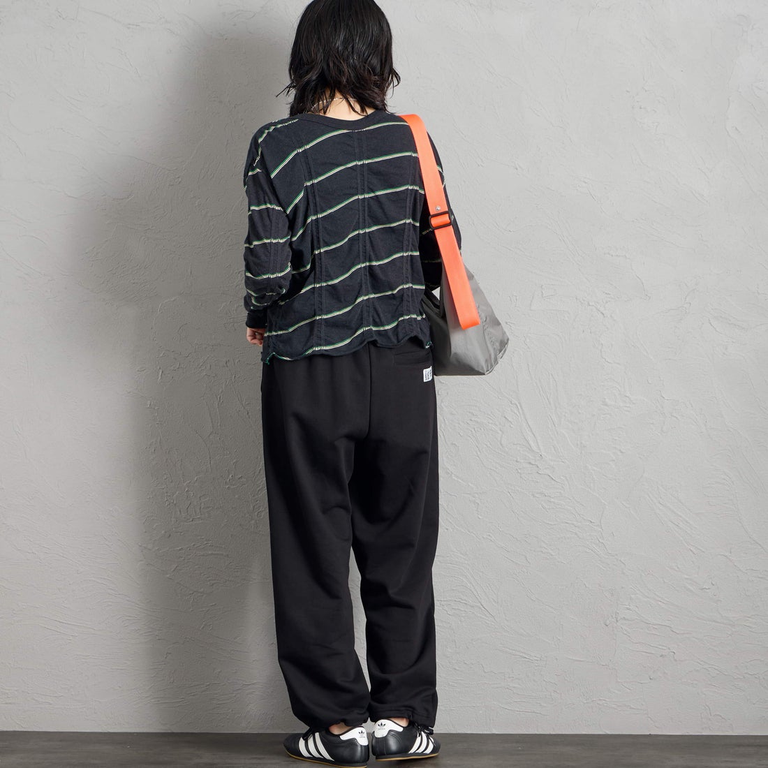 Marmot [マーモット] 別注 ワンポイントロゴ刺繍スウェットパンツ [MTFW26USW335IN-JF] BLACK &&モデル身長：160cm 着用サイズ：S&&