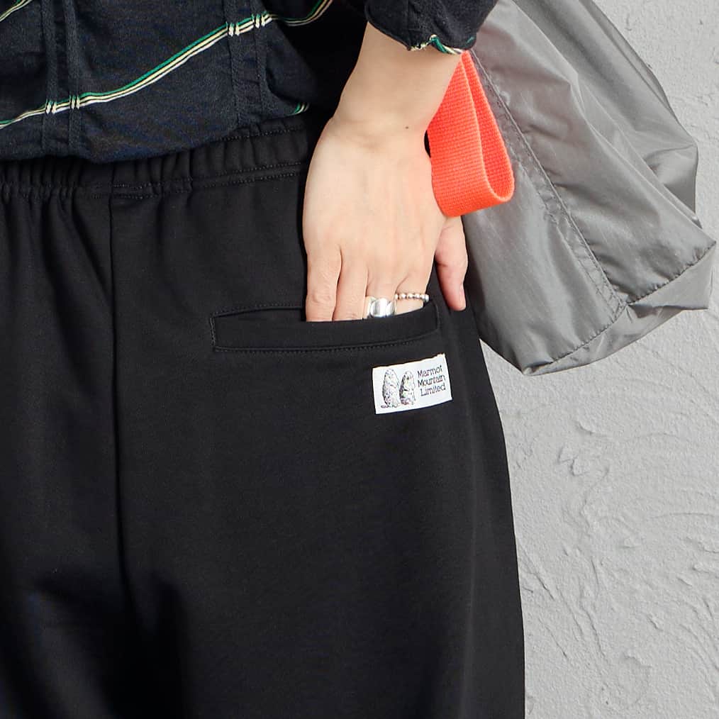 Marmot [マーモット] 別注 ワンポイントロゴ刺繍スウェットパンツ [MTFW26USW335IN-JF] BLACK &&モデル身長：160cm 着用サイズ：S&&