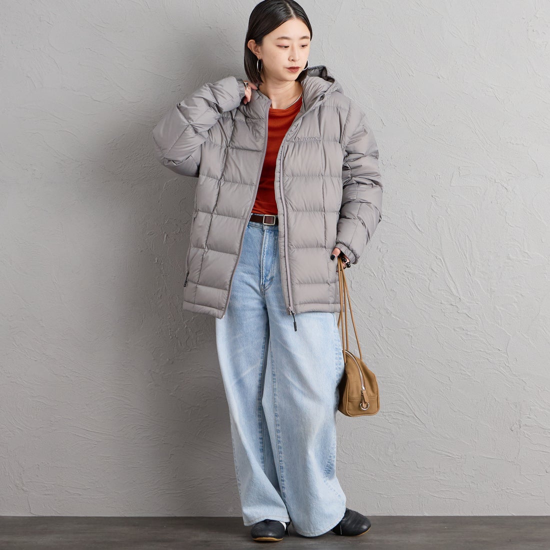 Marmot [マーモット] 別注 フード付き ライトダウンジャケット [MTFW26UDW328IN-JF] WARM GRAY &&モデル身長：150cm 着用サイズ：S&&
