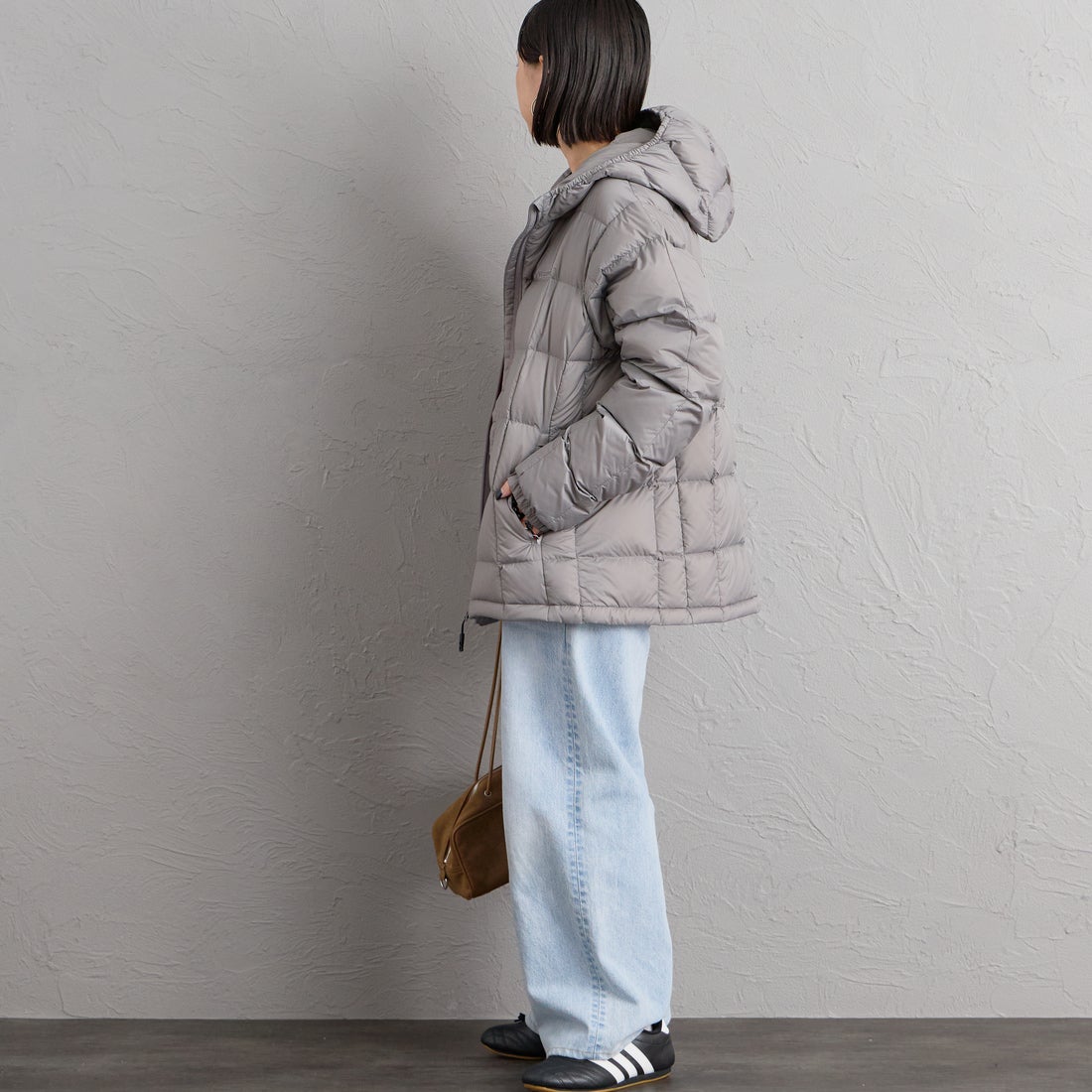 Marmot [マーモット] 別注 フード付き ライトダウンジャケット [MTFW26UDW328IN-JF] WARM GRAY &&モデル身長：150cm 着用サイズ：S&&