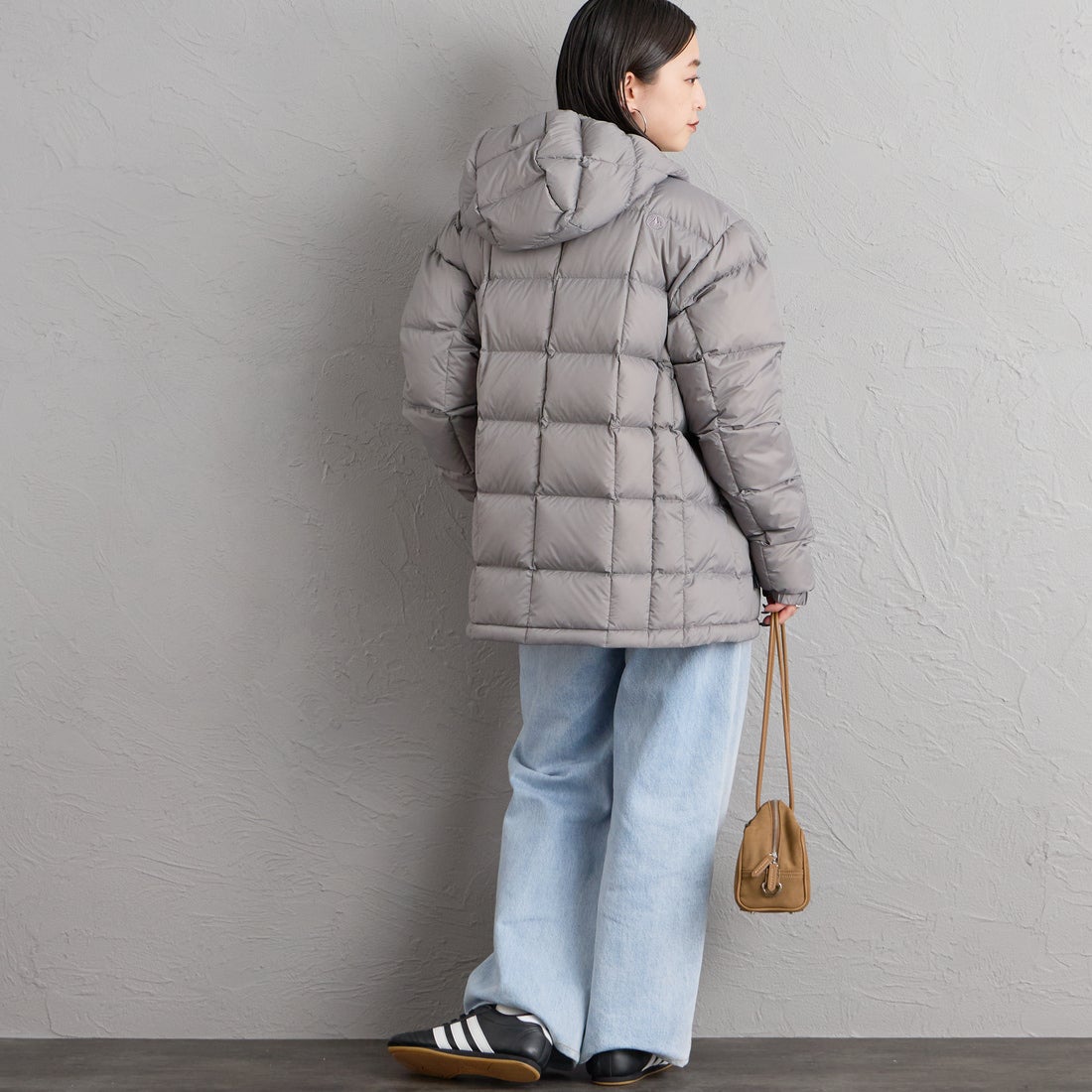 Marmot [マーモット] 別注 フード付き ライトダウンジャケット [MTFW26UDW328IN-JF] WARM GRAY &&モデル身長：150cm 着用サイズ：S&&