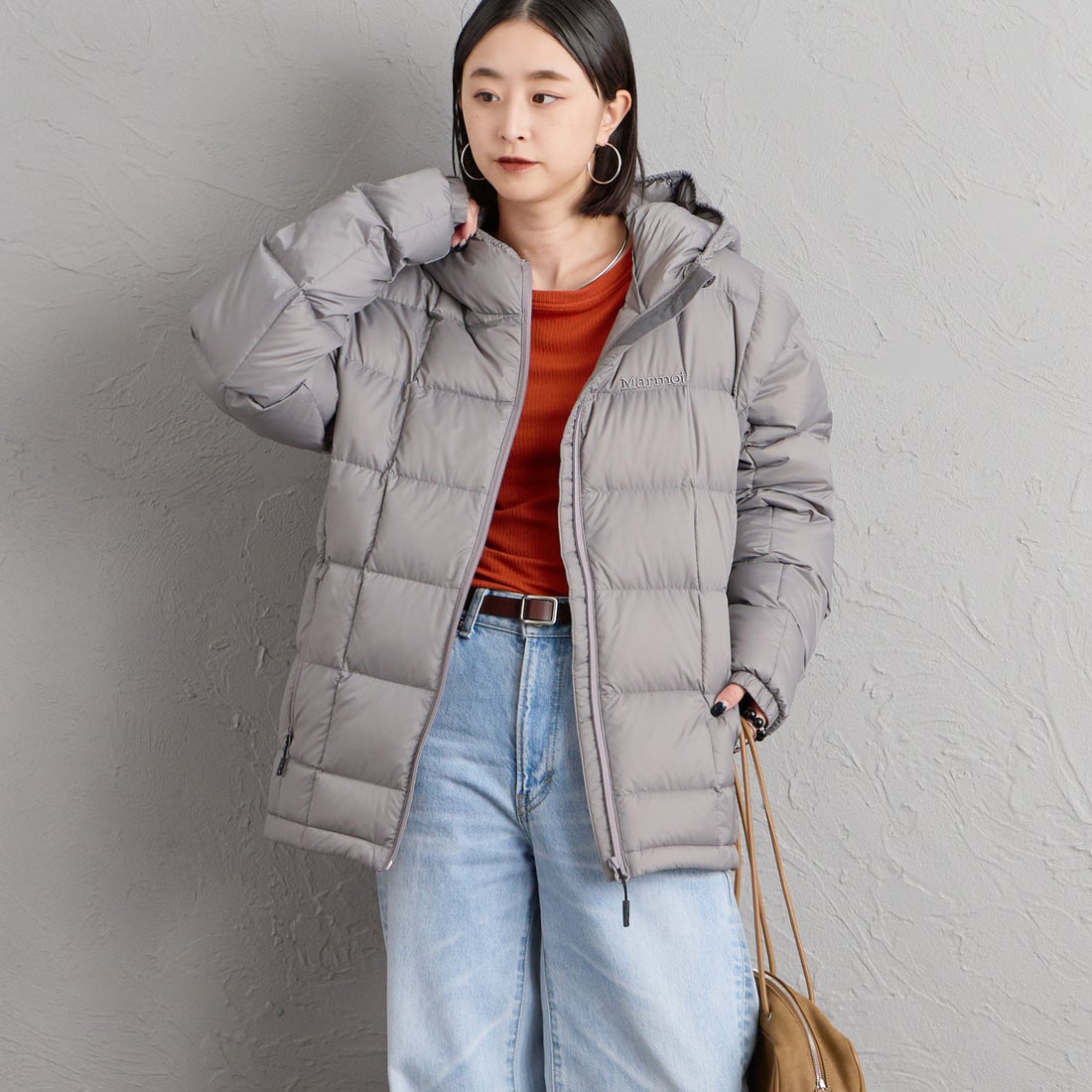 Marmot [マーモット] 別注 フード付き ライトダウンジャケット [MTFW26UDW328IN-JF] WARM GRAY &&モデル身長：150cm 着用サイズ：S&&