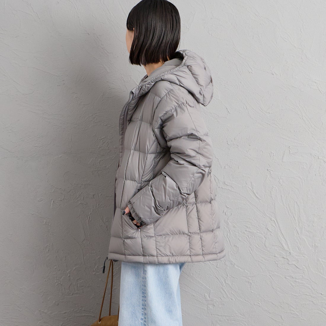 Marmot [マーモット] 別注 フード付き ライトダウンジャケット [MTFW26UDW328IN-JF] WARM GRAY &&モデル身長：150cm 着用サイズ：S&&