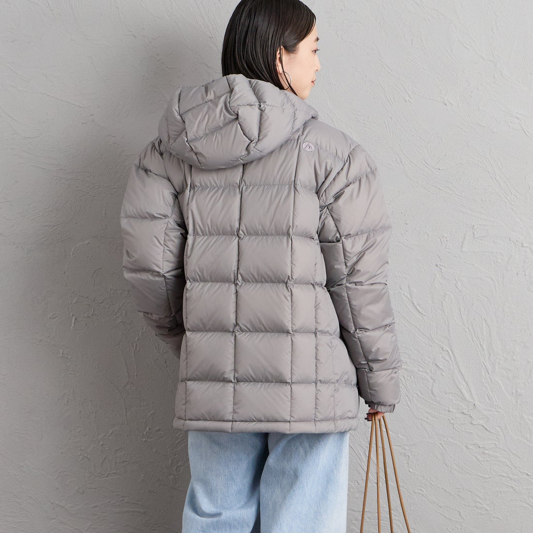Marmot [マーモット] 別注 フード付き ライトダウンジャケット [MTFW26UDW328IN-JF] WARM GRAY &&モデル身長：150cm 着用サイズ：S&&
