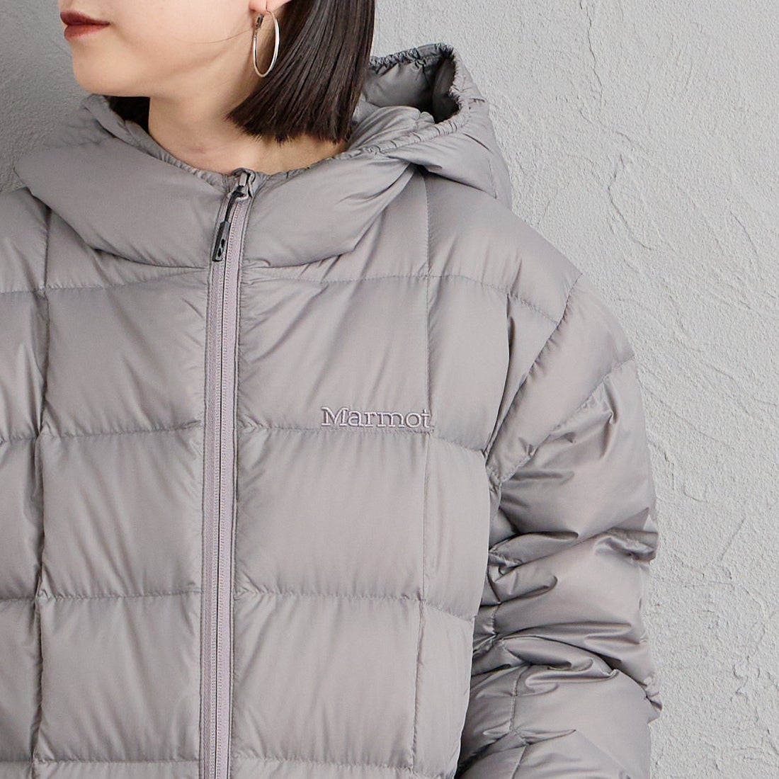 Marmot [マーモット] 別注 フード付き ライトダウンジャケット [MTFW26UDW328IN-JF] WARM GRAY &&モデル身長：150cm 着用サイズ：S&&