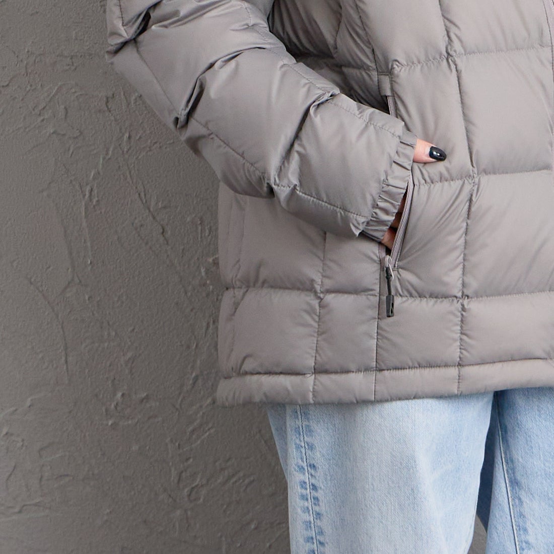 Marmot [マーモット] 別注 フード付き ライトダウンジャケット [MTFW26UDW328IN-JF] WARM GRAY &&モデル身長：150cm 着用サイズ：S&&