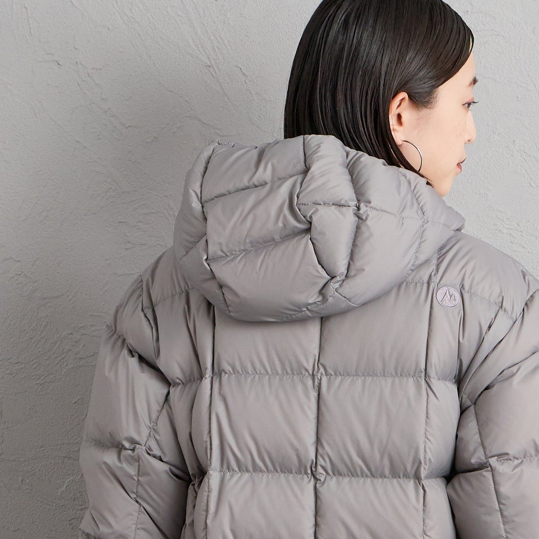 Marmot [マーモット] 別注 フード付き ライトダウンジャケット [MTFW26UDW328IN-JF] WARM GRAY &&モデル身長：150cm 着用サイズ：S&&