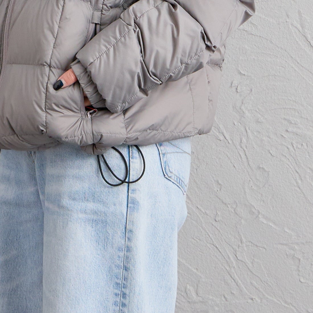 Marmot [マーモット] 別注 フード付き ライトダウンジャケット [MTFW26UDW328IN-JF] WARM GRAY &&モデル身長：150cm 着用サイズ：S&&
