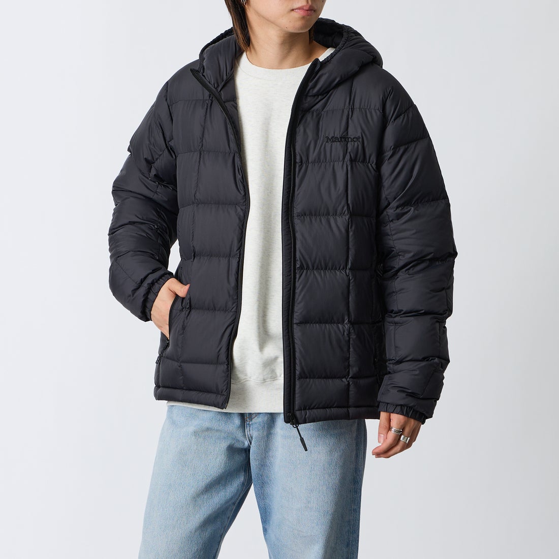 Marmot [マーモット] 別注 フード付き ライトダウンジャケット [MTFW26UDW328IN-JF] BLACK &&モデル身長：177cm 着用サイズ：L&&