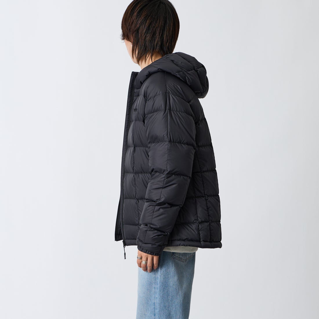 Marmot [マーモット] 別注 フード付き ライトダウンジャケット [MTFW26UDW328IN-JF] BLACK &&モデル身長：177cm 着用サイズ：L&&