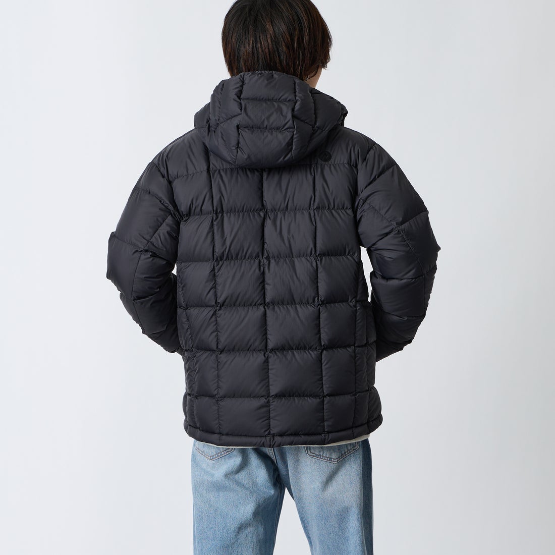 Marmot [マーモット] 別注 フード付き ライトダウンジャケット [MTFW26UDW328IN-JF] BLACK &&モデル身長：177cm 着用サイズ：L&&