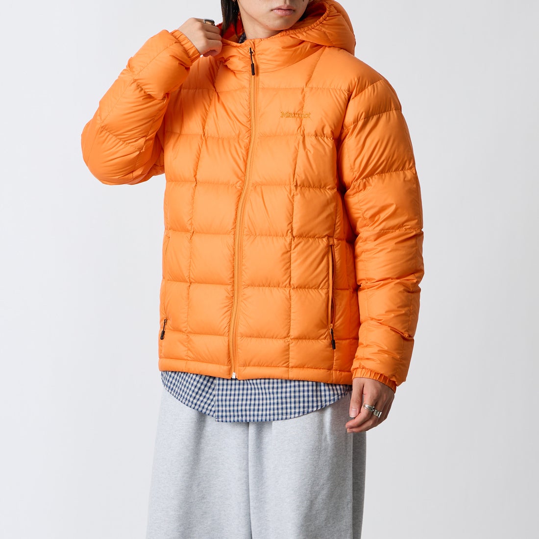 Marmot [マーモット] 別注 フード付き ライトダウンジャケット [MTFW26UDW328IN-JF] ORANGE &&モデル身長：177cm 着用サイズ：L&&
