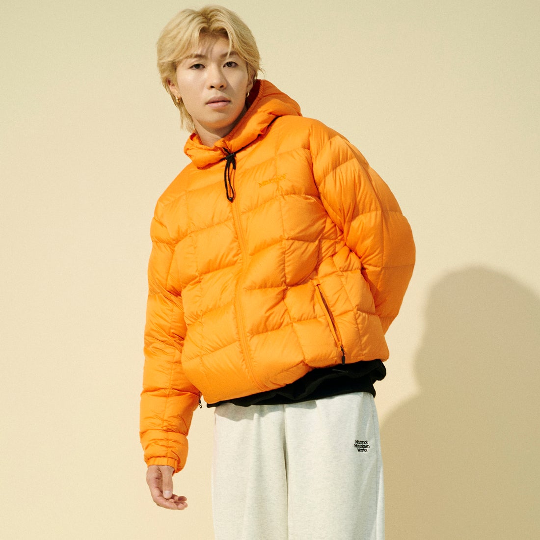 Marmot [マーモット] 別注 フード付き ライトダウンジャケット [MTFW26UDW328IN-JF] ORANGE &&モデル身長：177cm 着用サイズ：L&&