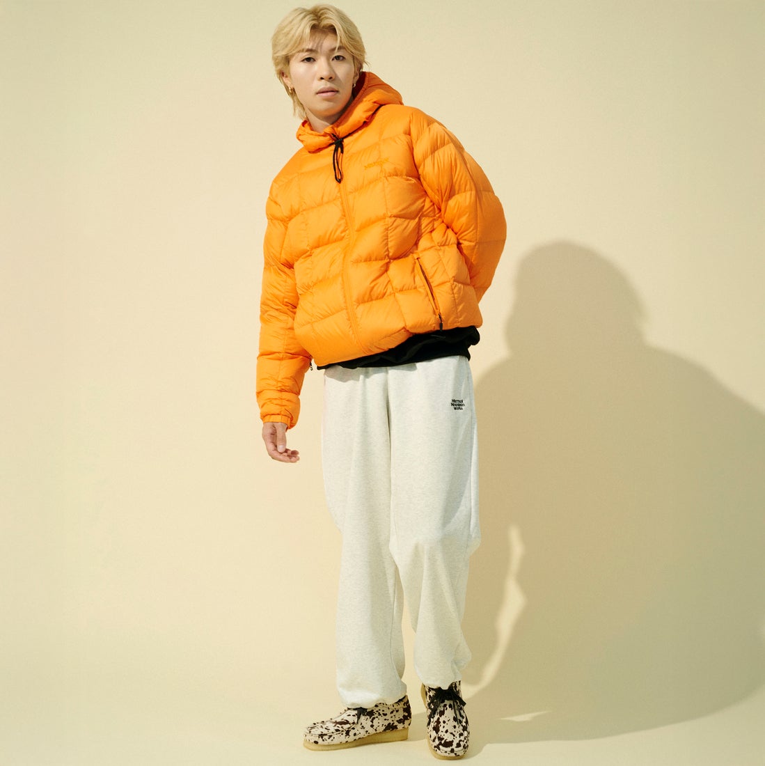 Marmot [マーモット] 別注 フード付き ライトダウンジャケット [MTFW26UDW328IN-JF] ORANGE &&モデル身長：177cm 着用サイズ：L&&