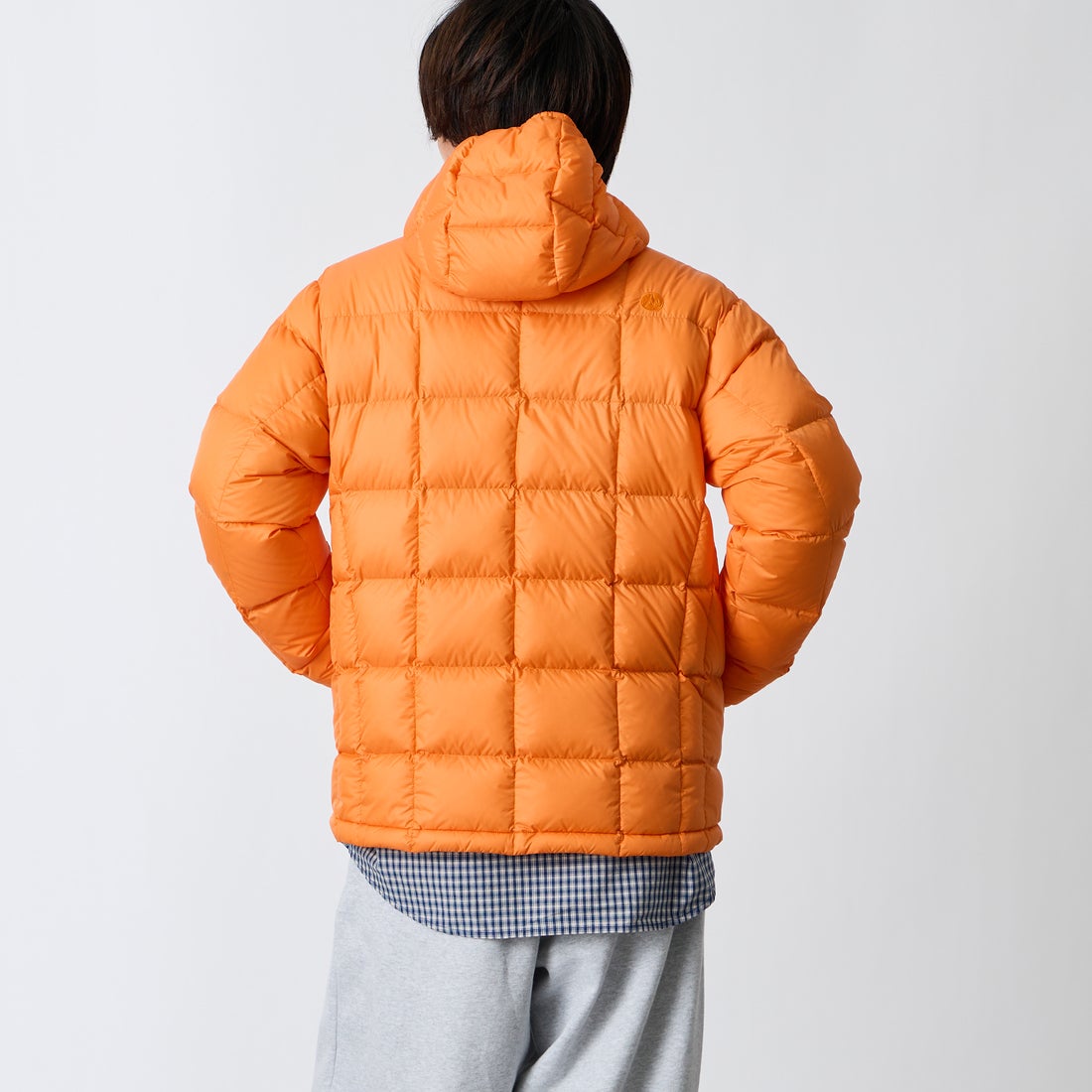 Marmot [マーモット] 別注 フード付き ライトダウンジャケット [MTFW26UDW328IN-JF] ORANGE &&モデル身長：177cm 着用サイズ：L&&