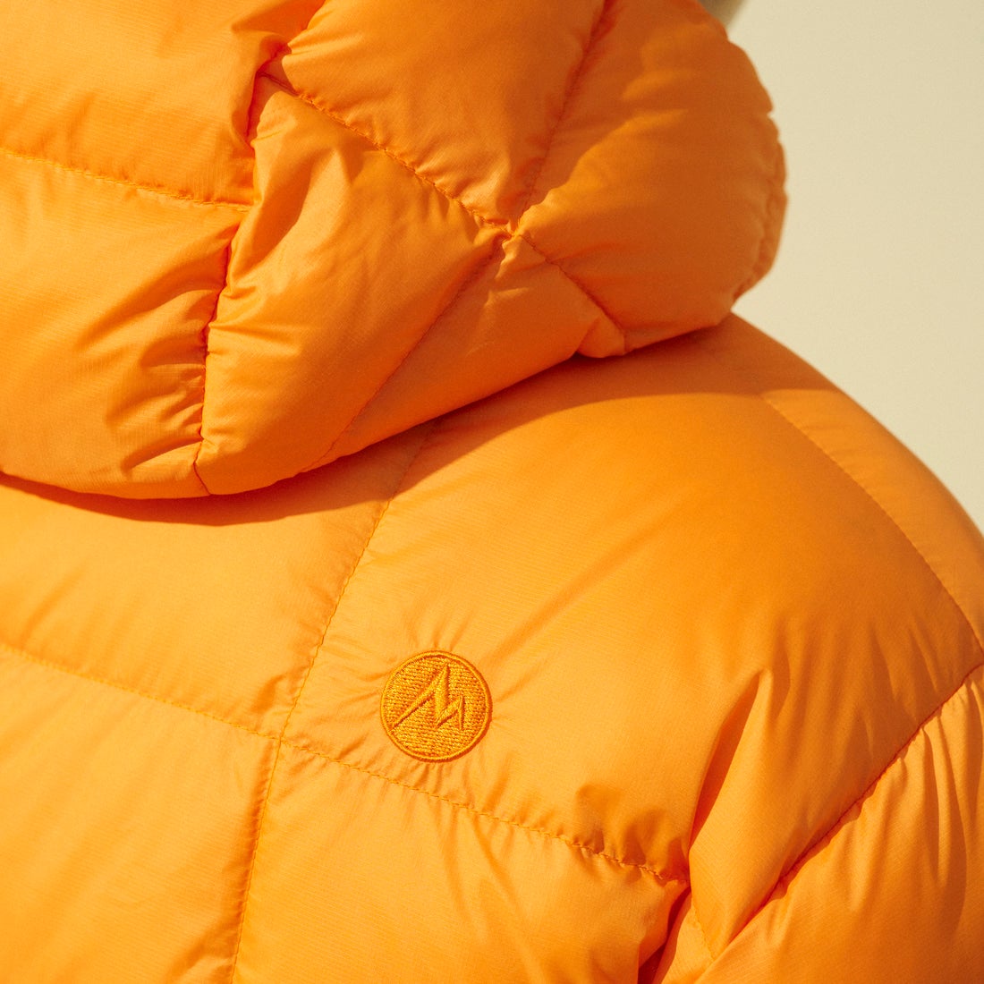 Marmot [マーモット] 別注 フード付き ライトダウンジャケット [MTFW26UDW328IN-JF] ORANGE &&モデル身長：177cm 着用サイズ：L&&