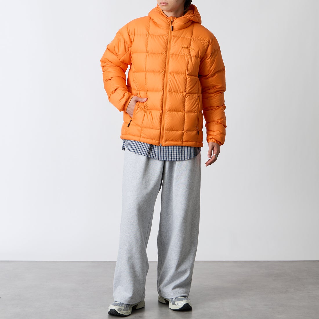 Marmot [マーモット] 別注 フード付き ライトダウンジャケット [MTFW26UDW328IN-JF] ORANGE &&モデル身長：177cm 着用サイズ：L&&