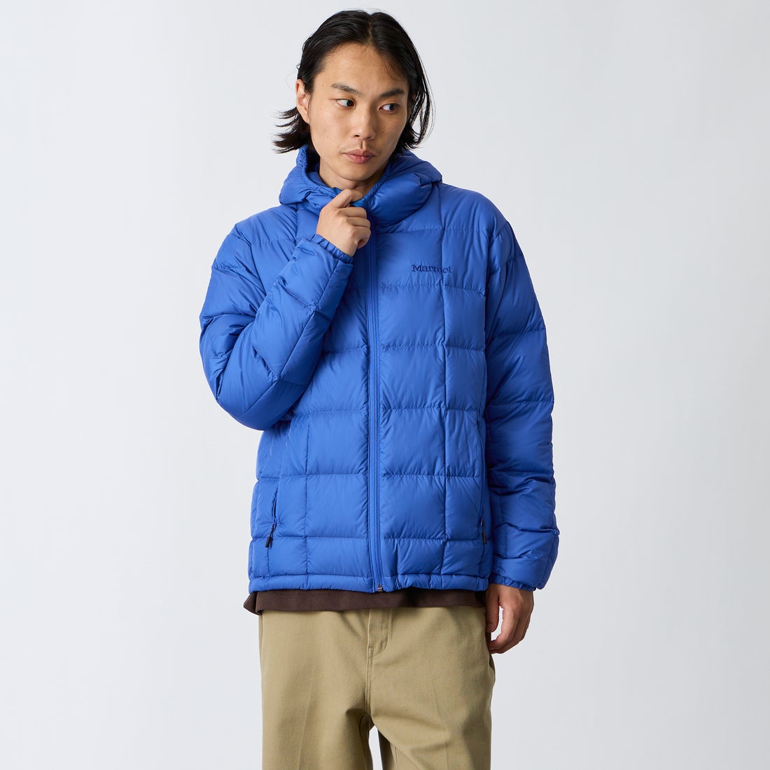 Marmot [マーモット] 別注 フード付き ライトダウンジャケット [MTFW26UDW328IN-JF] BLUE &&モデル身長：175cm 着用サイズ：M&&