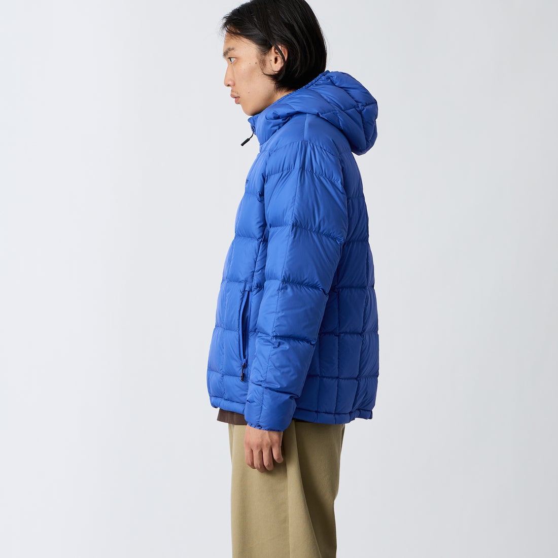 Marmot [マーモット] 別注 フード付き ライトダウンジャケット [MTFW26UDW328IN-JF] BLUE &&モデル身長：175cm 着用サイズ：M&&
