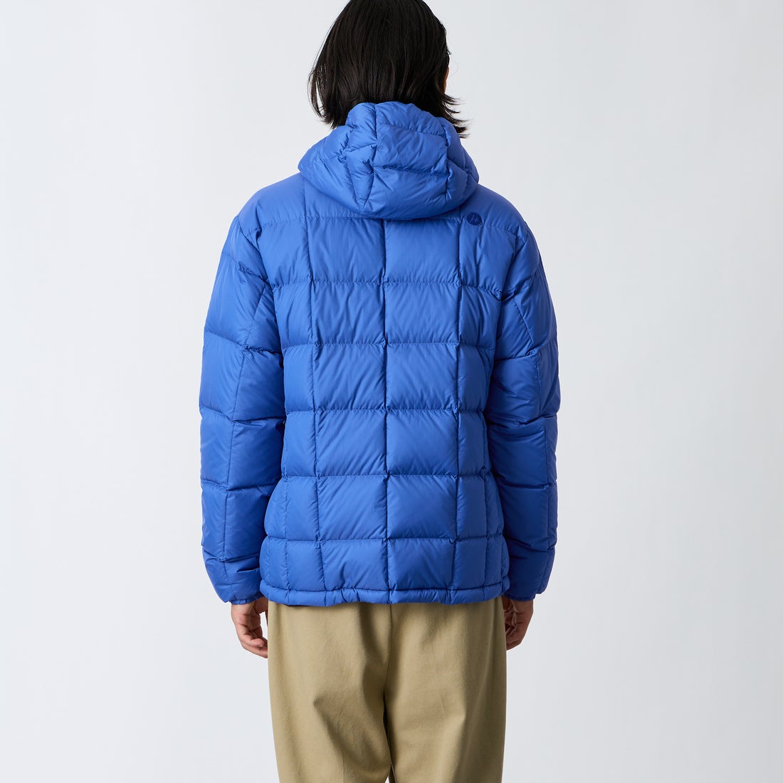 Marmot [マーモット] 別注 フード付き ライトダウンジャケット [MTFW26UDW328IN-JF] BLUE &&モデル身長：175cm 着用サイズ：M&&