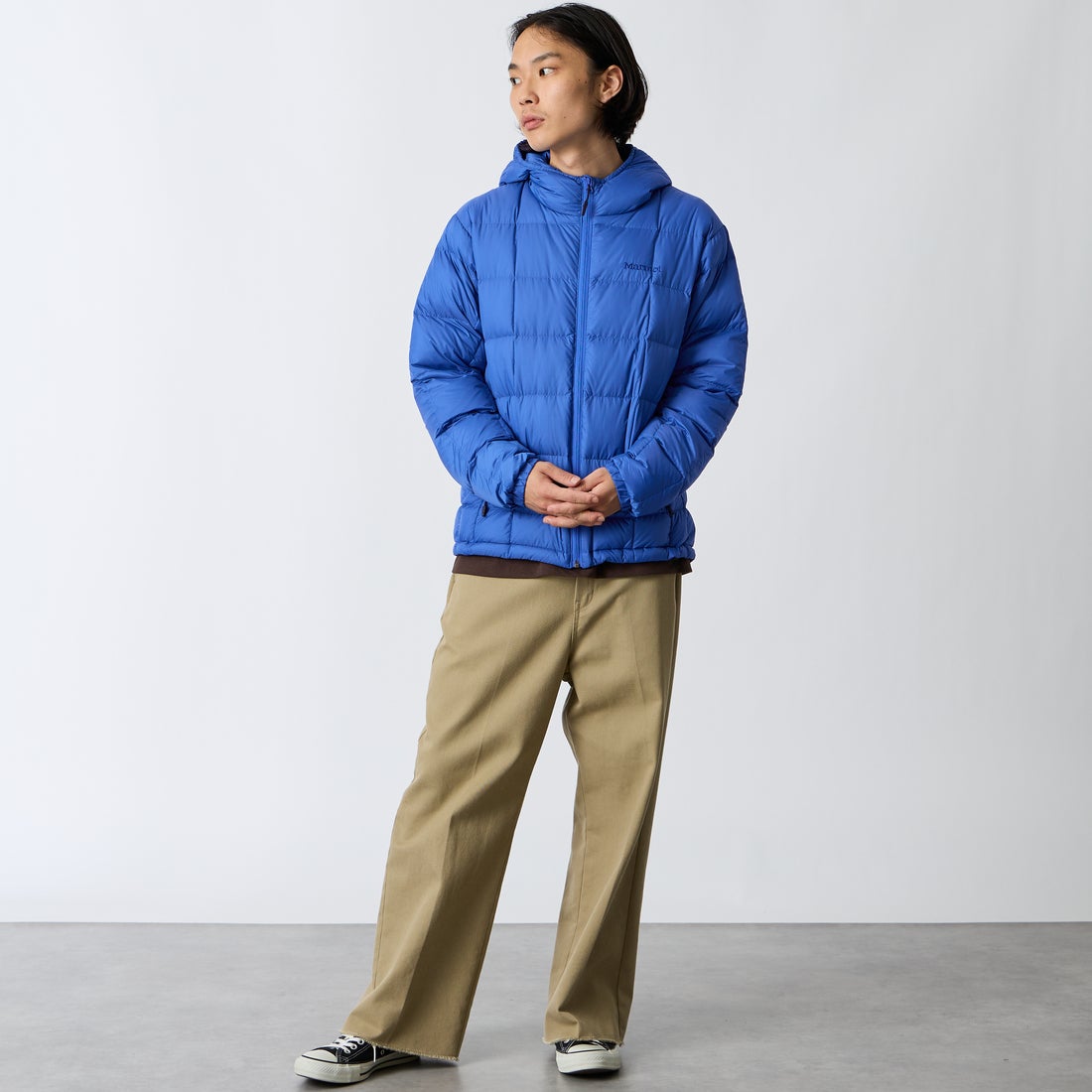 Marmot [マーモット] 別注 フード付き ライトダウンジャケット [MTFW26UDW328IN-JF] BLUE &&モデル身長：175cm 着用サイズ：M&&