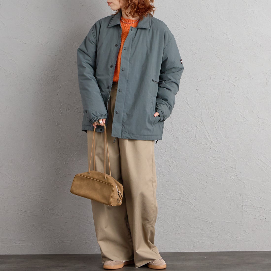 Marmot [マーモット] 別注 プリマロフト 中綿入りコーチジャケット [MTFW26UJK327IN-JF] CHARCOAL &&モデル身長：158cm 着用サイズ：S&&