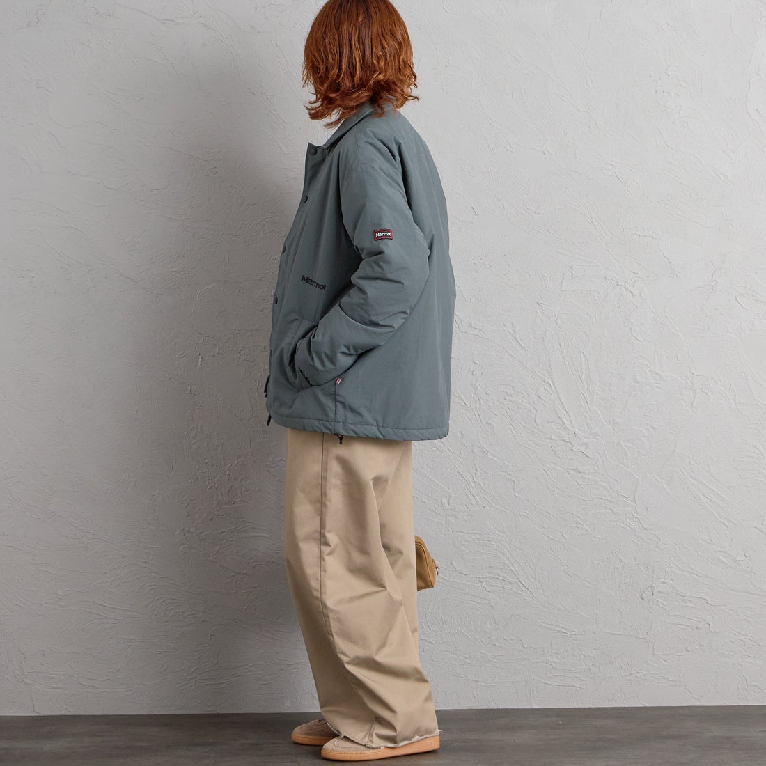 Marmot [マーモット] 別注 プリマロフト 中綿入りコーチジャケット [MTFW26UJK327IN-JF] CHARCOAL &&モデル身長：158cm 着用サイズ：S&&