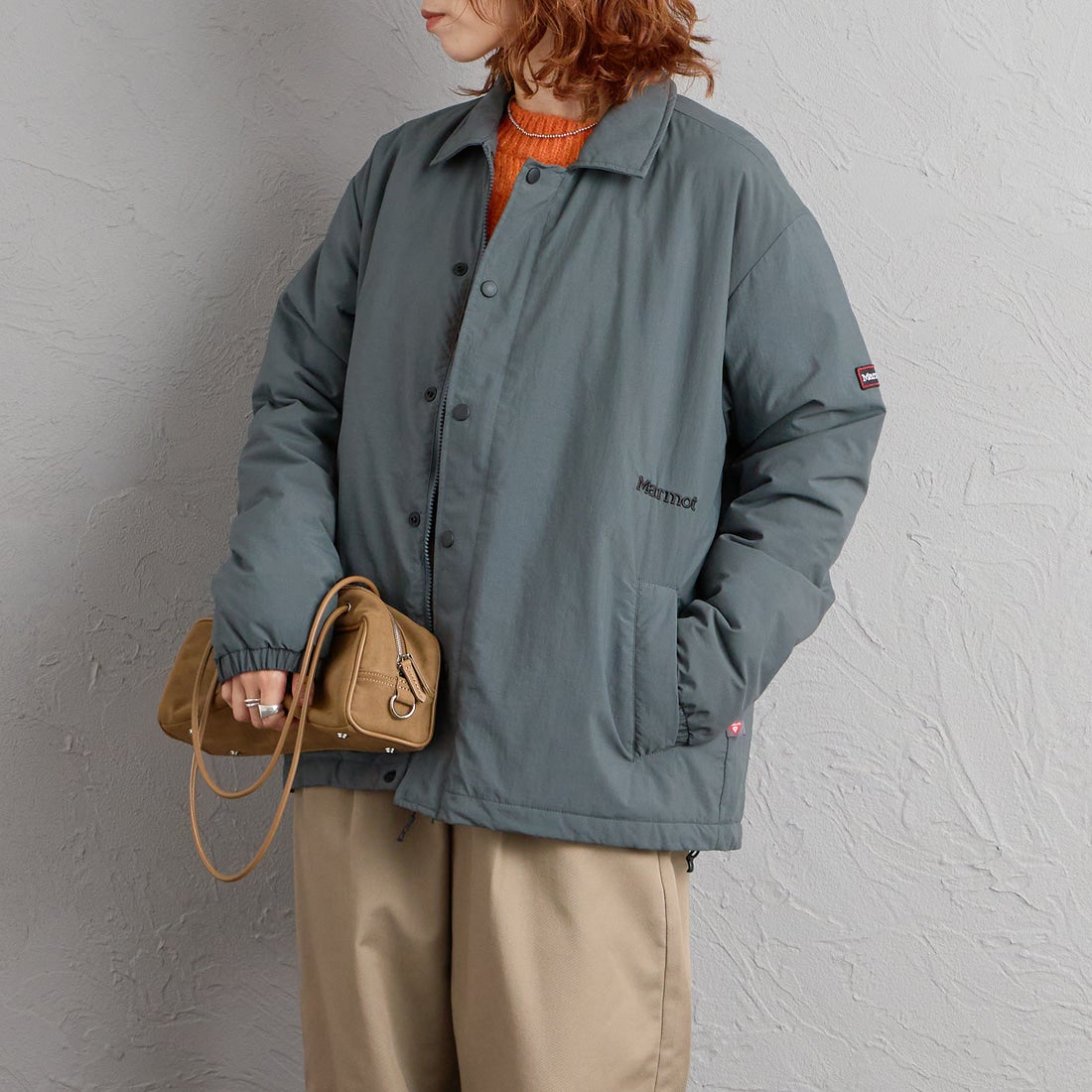 Marmot [マーモット] 別注 プリマロフト 中綿入りコーチジャケット [MTFW26UJK327IN-JF] CHARCOAL &&モデル身長：158cm 着用サイズ：S&&