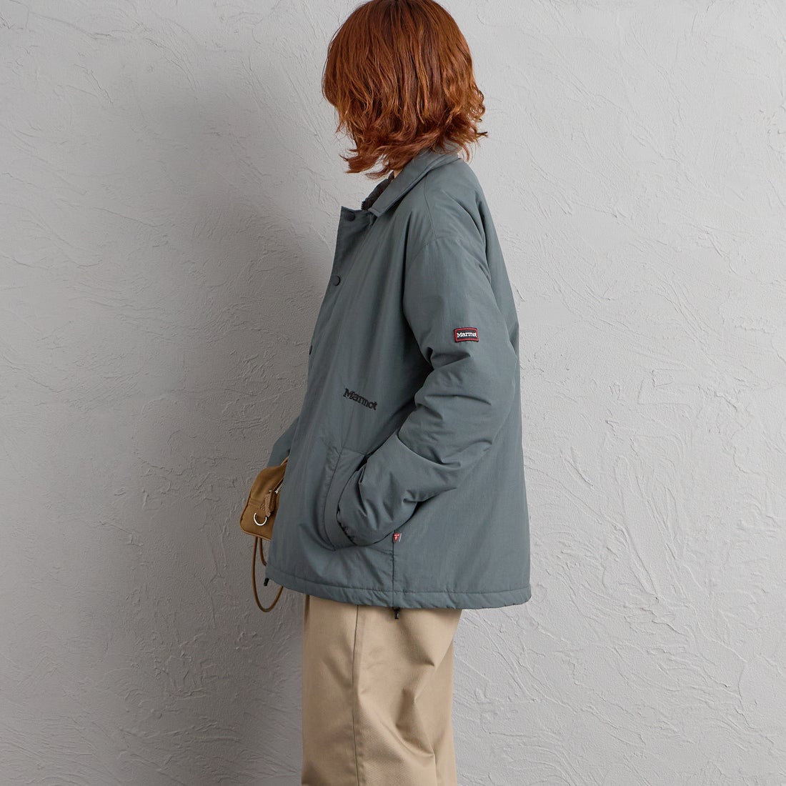 Marmot [マーモット] 別注 プリマロフト 中綿入りコーチジャケット [MTFW26UJK327IN-JF] CHARCOAL &&モデル身長：158cm 着用サイズ：S&&
