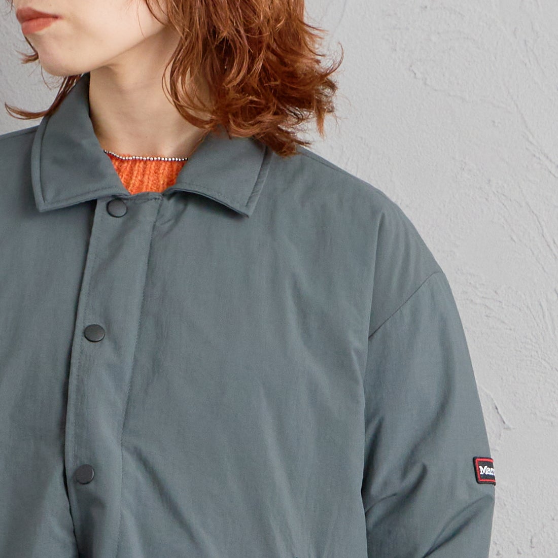 Marmot [マーモット] 別注 プリマロフト 中綿入りコーチジャケット [MTFW26UJK327IN-JF] CHARCOAL &&モデル身長：158cm 着用サイズ：S&&