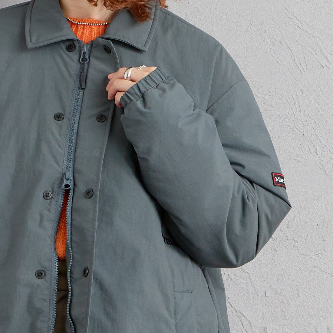 Marmot [マーモット] 別注 プリマロフト 中綿入りコーチジャケット [MTFW26UJK327IN-JF] CHARCOAL &&モデル身長：158cm 着用サイズ：S&&